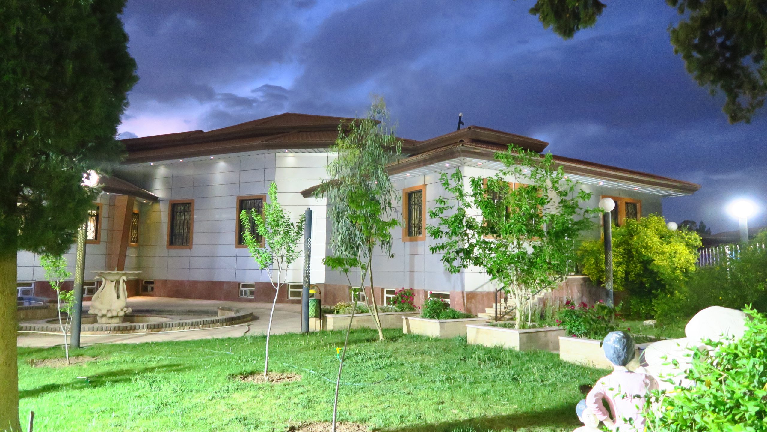 محوطه بیرونی موسسه کرمانیان (31)