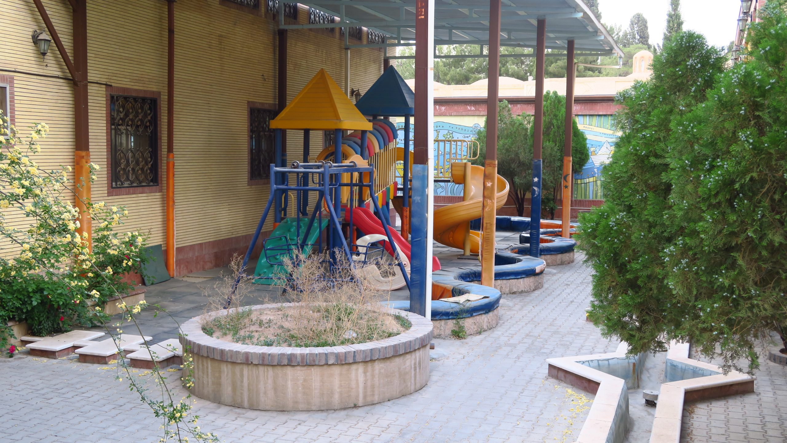 محوطه بیرونی موسسه کرمانیان (40)